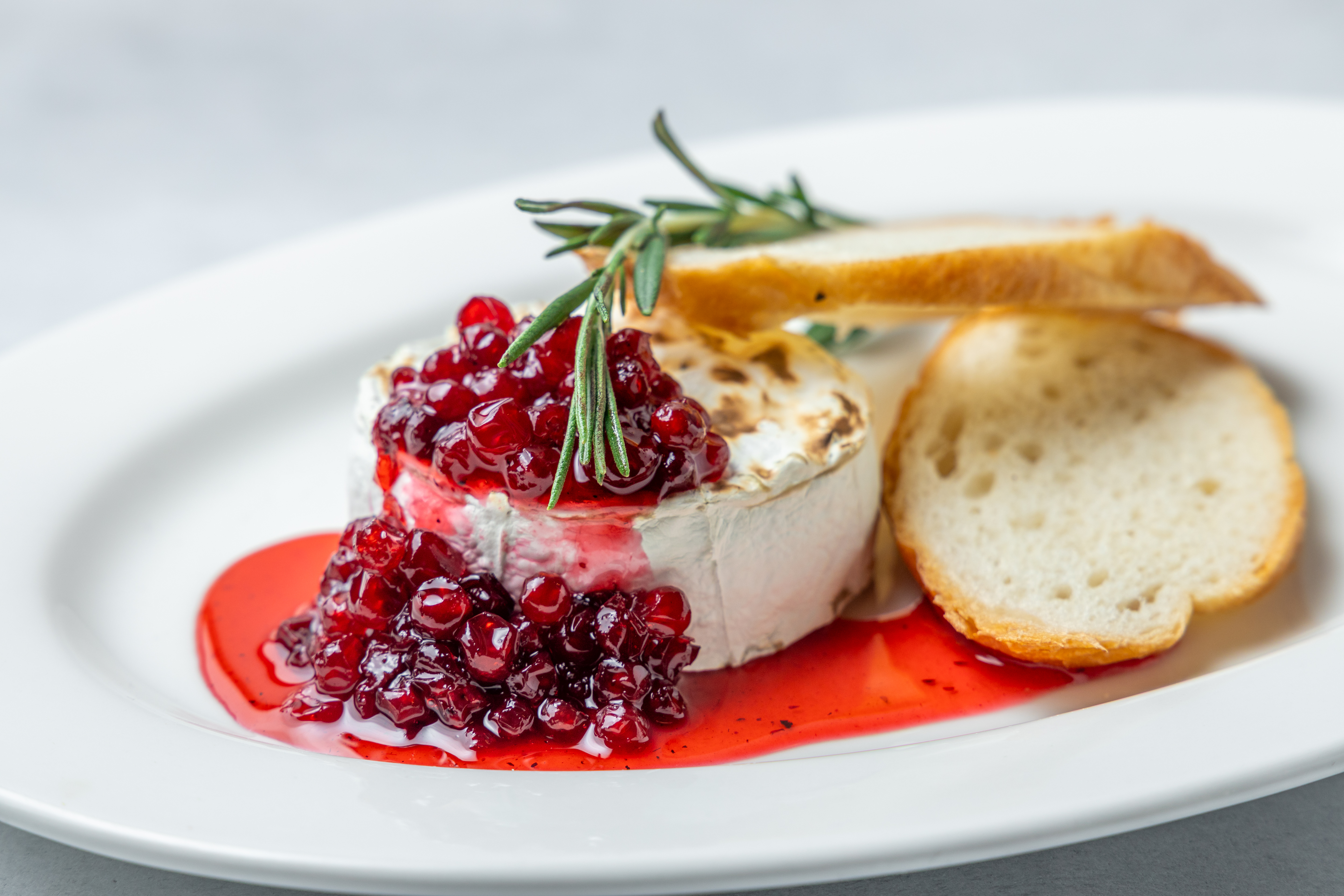 Камамбер с брусничным соусом